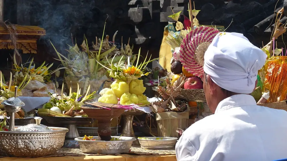 10 Rampant Tourist Scams in Bali- Forced Temple Donations Scams