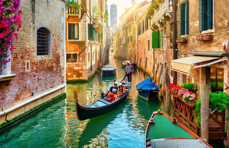 2 weeks in Italy itinerary - Gondola